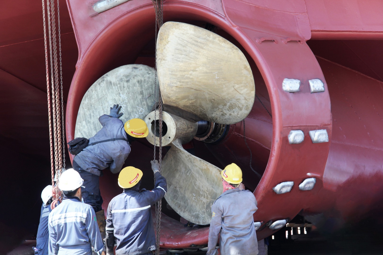 bekerja di galangan kapal