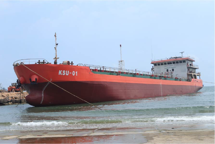 Self propelled oil barge