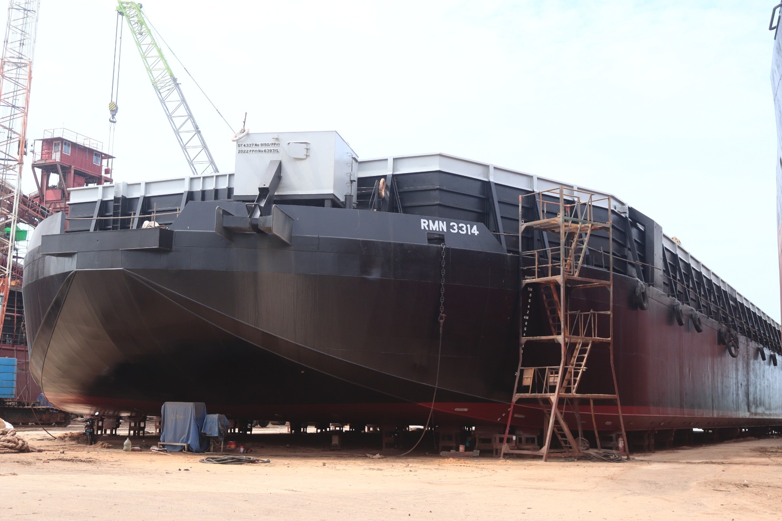 perbaikan kapal tongkang